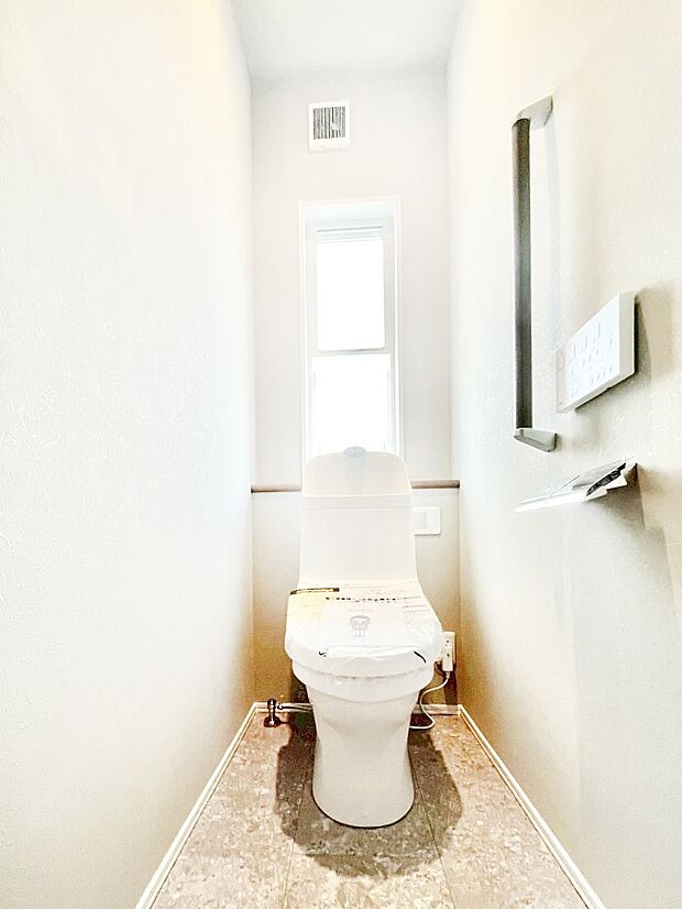 明るく清潔感のあるトイレです。 