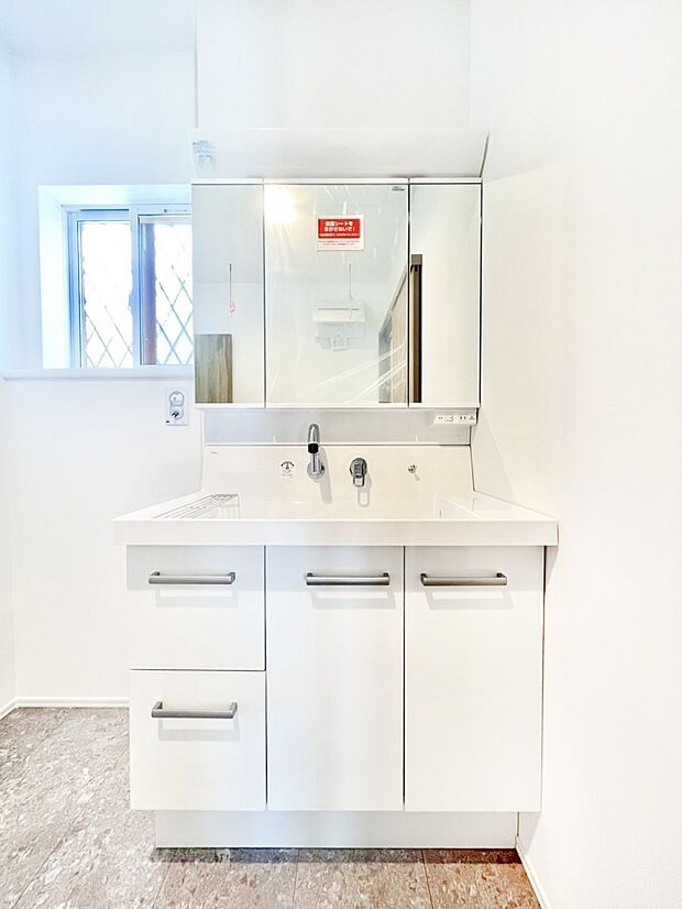 収納力と機能性に優れたお手入れラクラク洗面化粧台！  