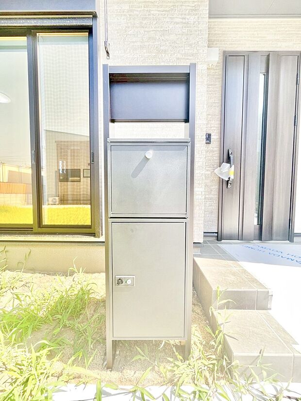 シンプルデザインのポスト。