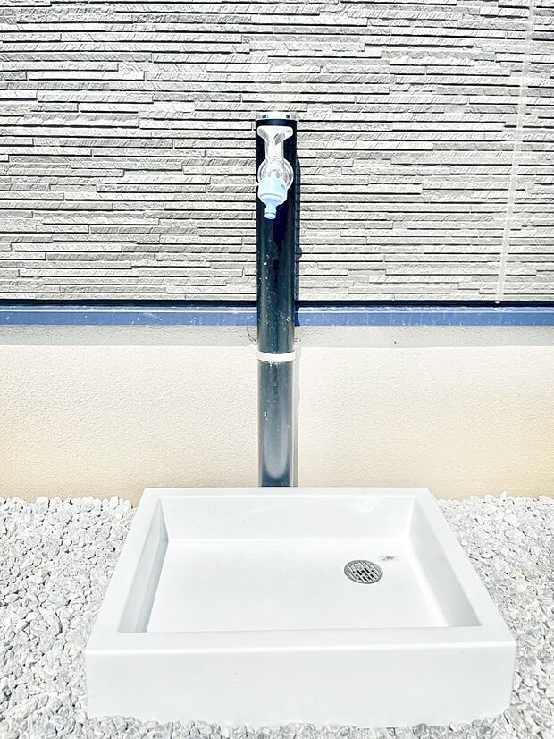 外水栓があると、庭のお手入れやちょっとした手洗い・洗車に便利です！   