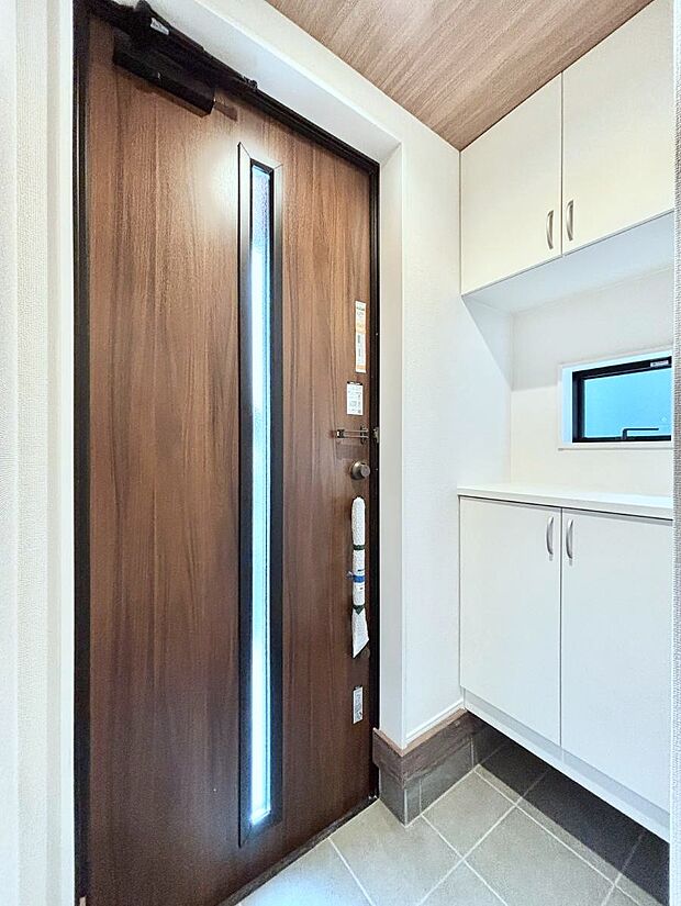 飾り棚を利用して、お越しいただくお客様をおもてなしできます。