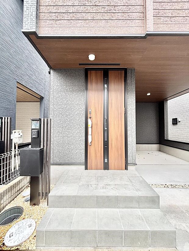 玄関アプローチにはプランターを並べて季節の花でお客様をおもてなしできます。