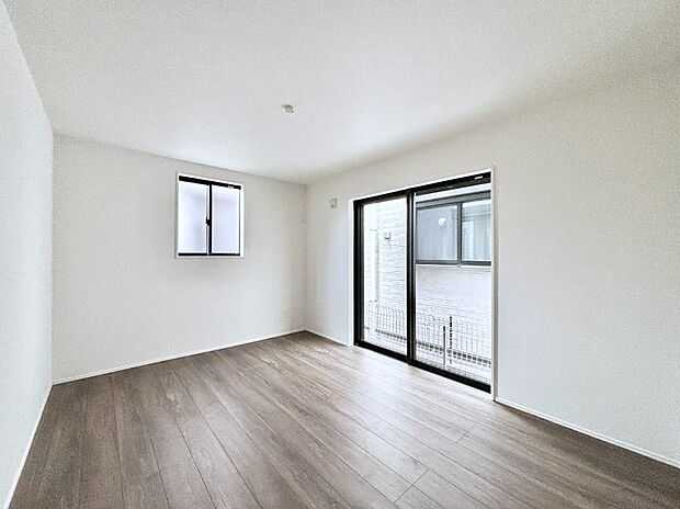 明るいバルコニーサイドに洋室を設置。目覚めの良い寝室に