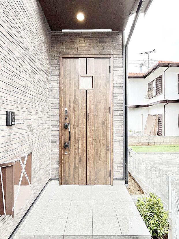 玄関前は雨が降っても濡れにくい屋根付き