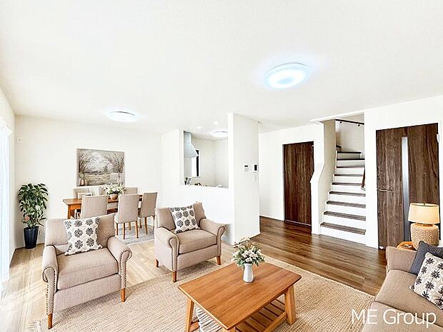 落ち着いた雰囲気のLDKは家族みんなの快適空間※家具はCGです