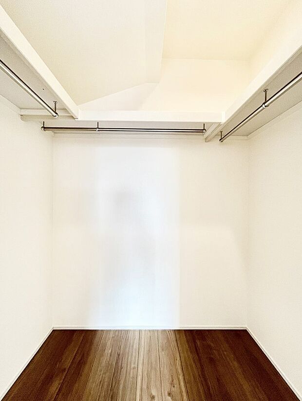 ウォークインクローゼットの活用で生活空間スッキリ