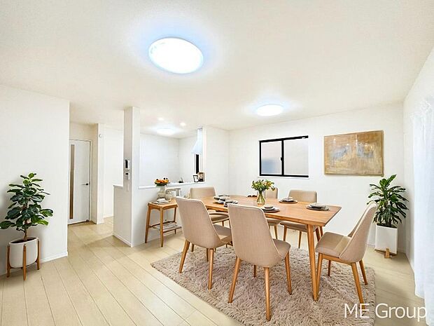 ご家族の賑やかな話し声で包まれる明るいリビング  ※家具はCGです  