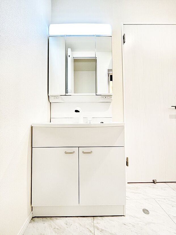 収納力と機能性に優れた洗面化粧台
