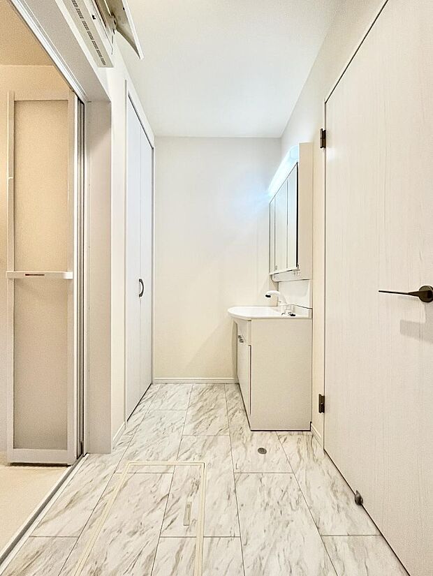 清潔感ある洗面化粧室で朝の身支度も快適