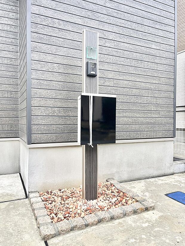 シンプルデザインのポスト。