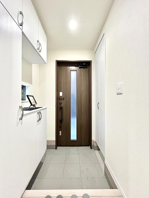 明るい玄関はお客様をお出迎えするのにぴったりです！ 