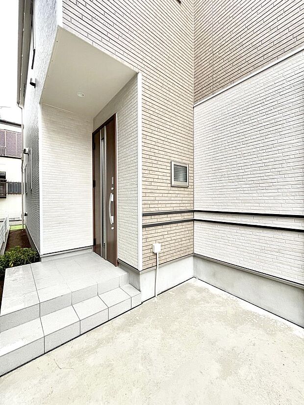 大切な家族、来客を出迎える玄関。