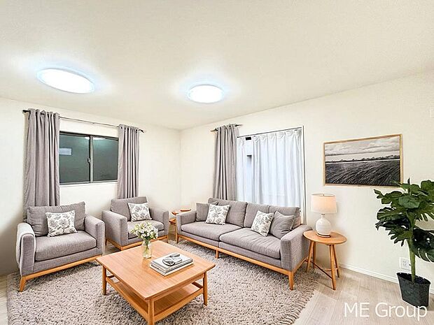 ご家族の賑やかな話し声で包まれる明るいリビング  ※家具はCGです