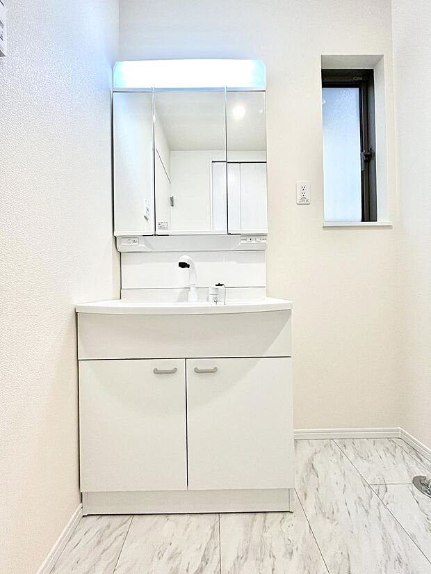 大きく見やすい三面鏡で清潔感ある洗面台は、身だしなみチェックや肌のお手入れにおすすめです。 