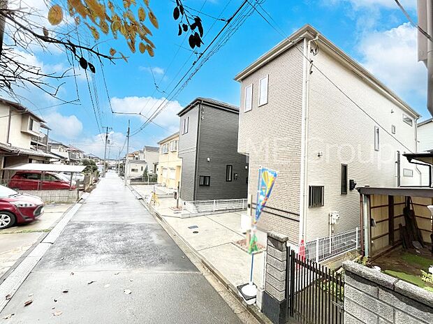 前面道路はきちんと整備されています  