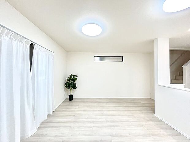 大きな窓からたっぷりの陽光と風を感じられるリビング  