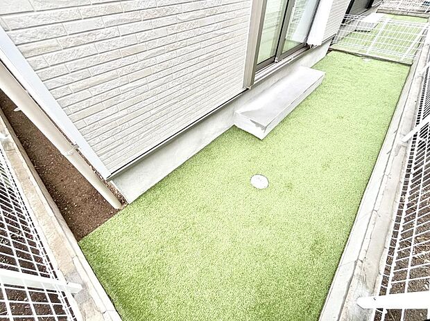 プランターを並べて季節のお花を楽しめるお庭付き。