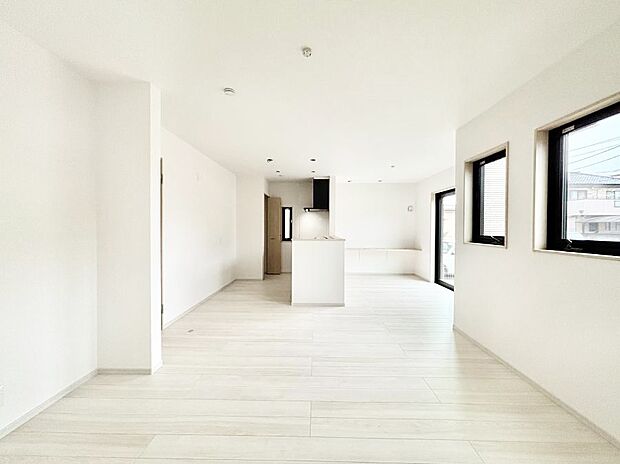 明るい陽光が注ぎ、寛ぎの雰囲気に満たされるリビング・ダイニング。 