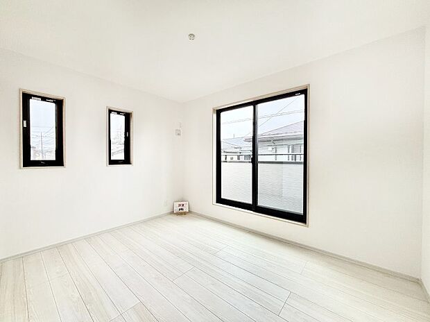 バルコニーが明るさと開放感を演出！朝スッキリと目覚められそうですね！