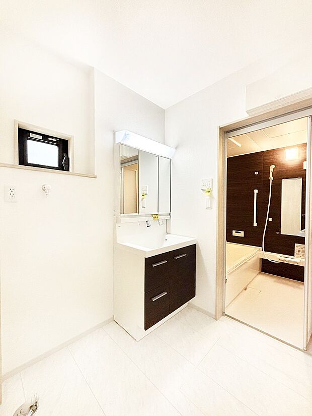 清潔感のある快適空間です。毎日の身支度も気持ち良くお使い頂けます。 