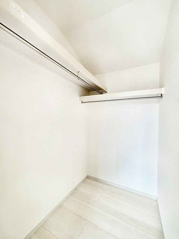 衣類をハンガーに掛けたまま収納できるWIC。衣類の整理整頓がしやすくて便利です！