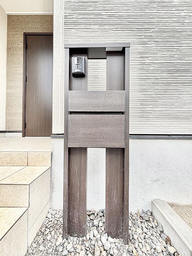 表札・インターホン・ポストをひとつに集約。エントランスになじむシンプルデザイン。