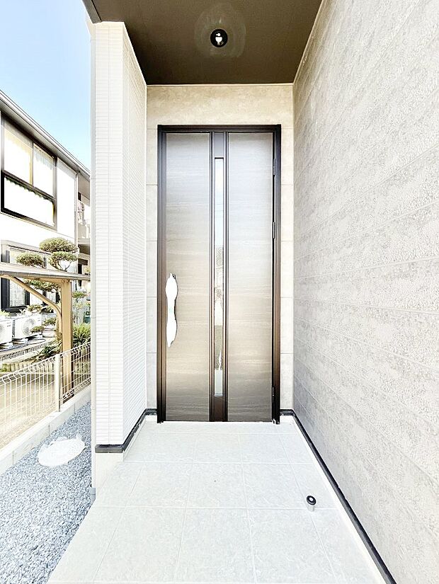 玄関前は雨が降っても濡れにくい屋根付き