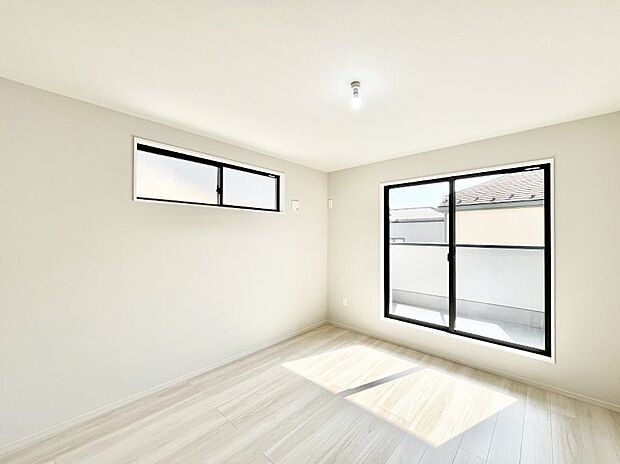 バルコニーが開放感をプラスしてくれる洋室