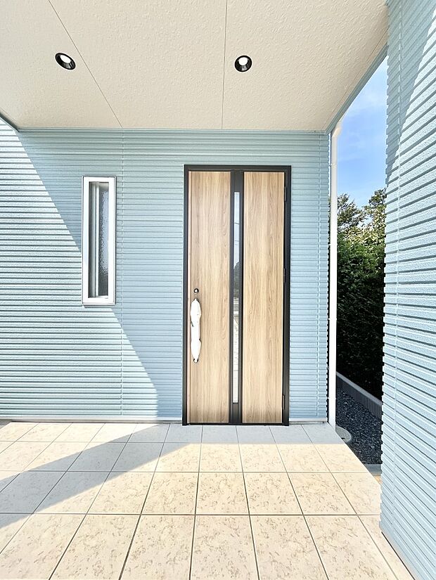 大切な家族、来客を出迎える玄関。玄関前は屋根付きで雨が降っていても濡れにくいです。 