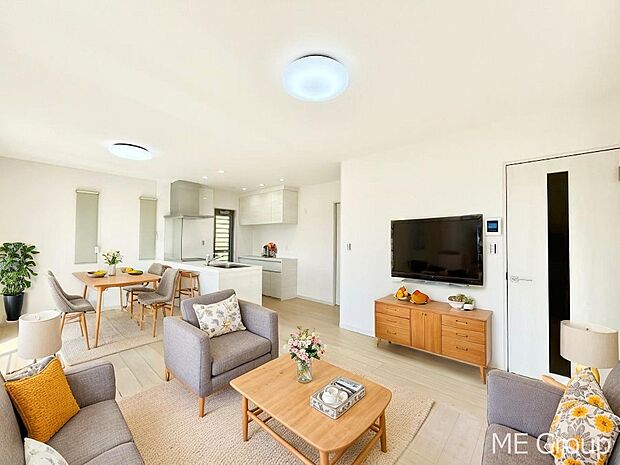 ご家族の賑やかな話し声で包まれる明るいリビング  ※家具はCGです