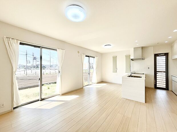 明るい陽光が注ぎ、寛ぎの雰囲気に満たされるリビングダイニング