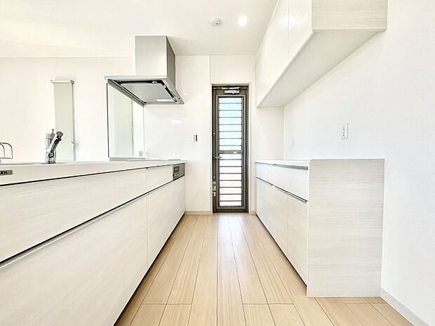 カップボードを設置した充実のキッチン。家族で一緒にお料理するのも楽しくなるキッチンです。