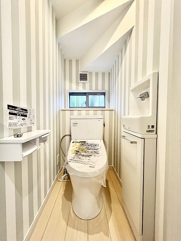 換気用小窓があり、明るく清潔な空間です。 