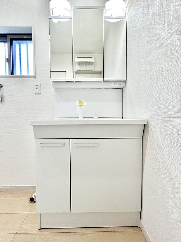 大きく見やすい三面鏡で清潔感ある洗面台は、身だしなみチェックや肌のお手入れにおすすめです。 