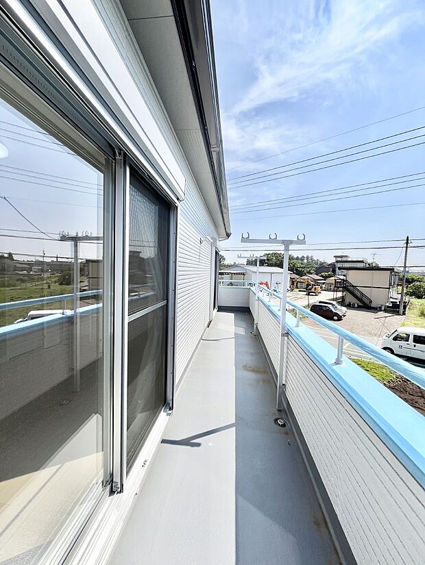 暖かな陽光が降り注ぐバルコニーはお洗濯におすすめ。爽やかな風も心地よいです。 