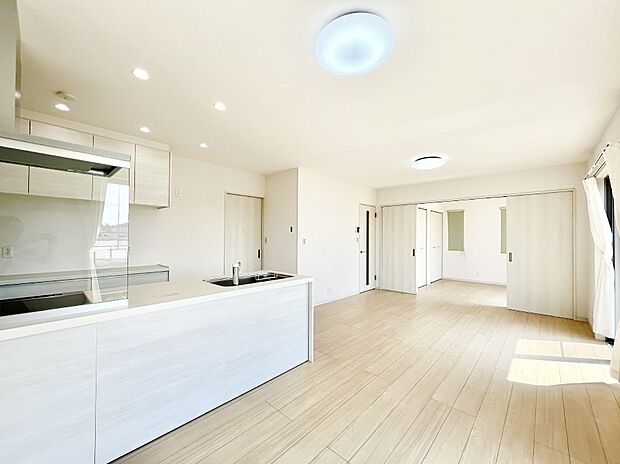 隣接の洋室を開放すればさらに広々空間に