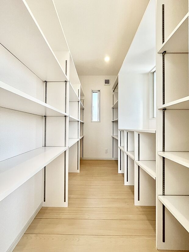 大容量の収納が嬉しいウォークインクローゼット。毎日の洋服のコーディネートが楽しくなります。