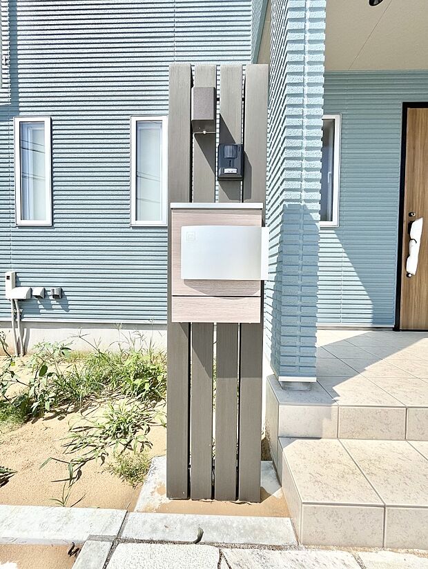 表札・インターホン・ポストをひとつに集約。エントランスになじむシンプルデザイン。