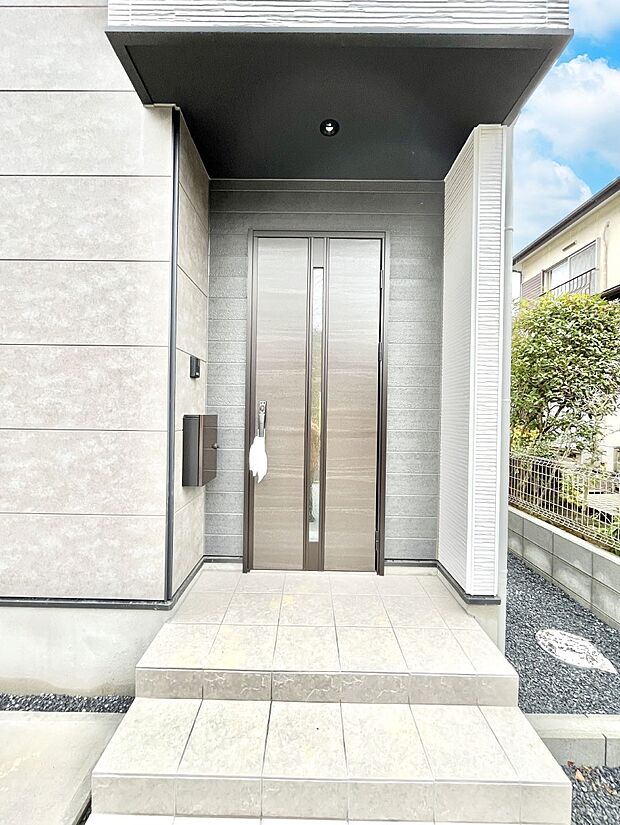 大切な家族、来客を出迎える玄関。