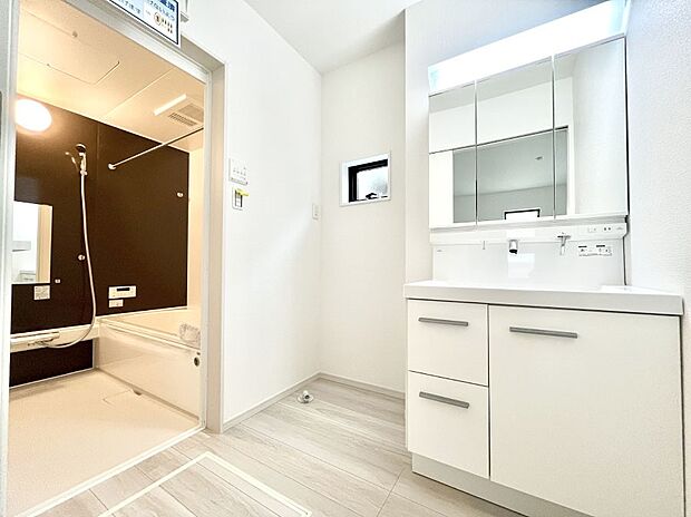 清潔感のある快適空間です。毎日の身支度も気持ち良くお使い頂けます。