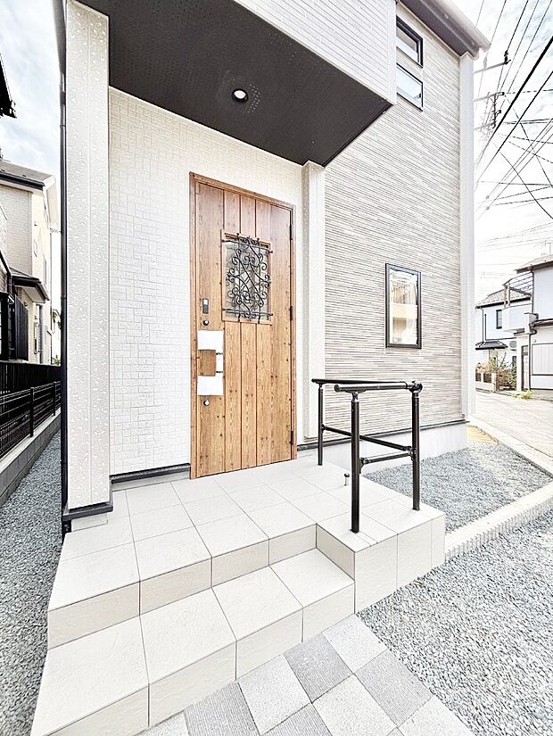 玄関前は雨が降っても濡れにくい屋根付き