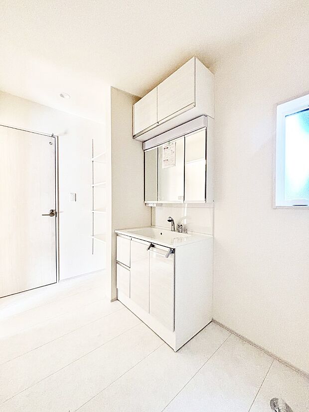 清潔感ある洗面化粧室で朝の身支度も快適