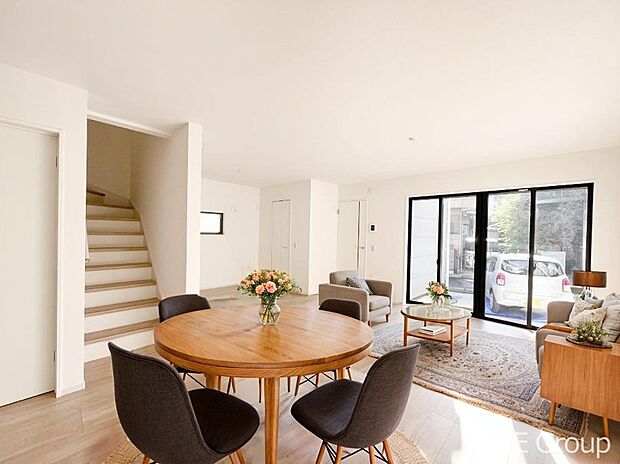 ご家族の賑やかな話し声で包まれる明るいリビング  ※家具はCGです