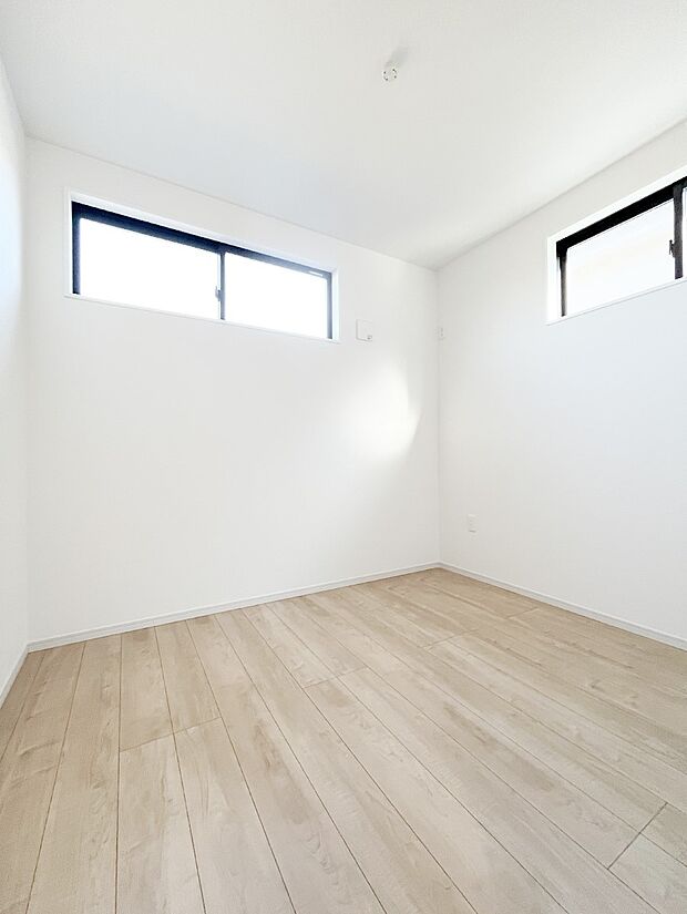 2面採光の洋室！窓から入り込む陽光がお部屋全体を優しく包み込みます！