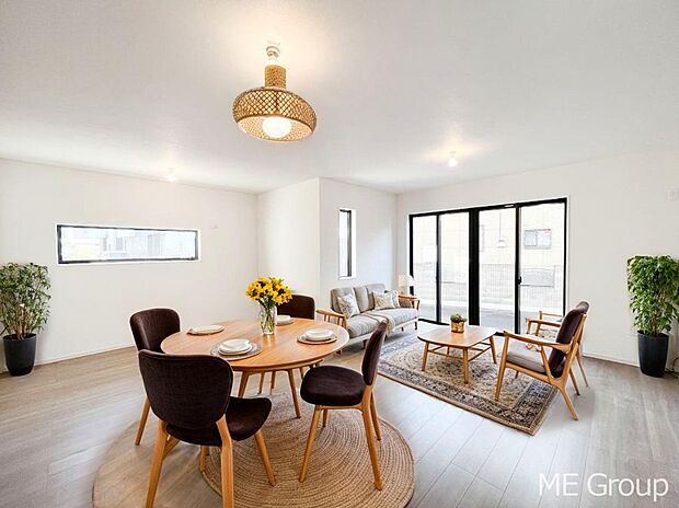 ご家族の賑やかな話し声で包まれる明るいリビング  ※家具はCGです