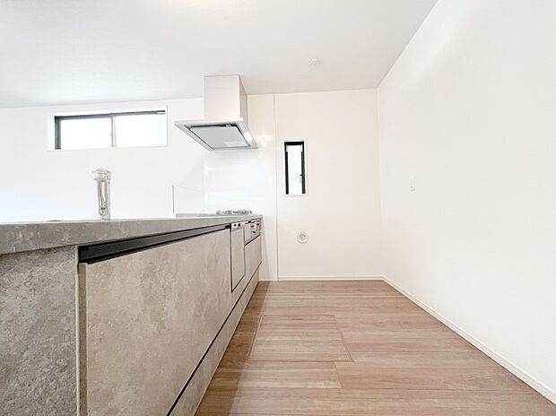 爽やかな風が通り抜けるキッチン。窓があるので明るく換気にも役立ちます。