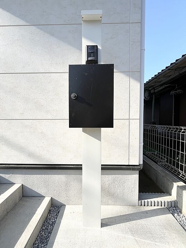 シンプルデザインのポスト。