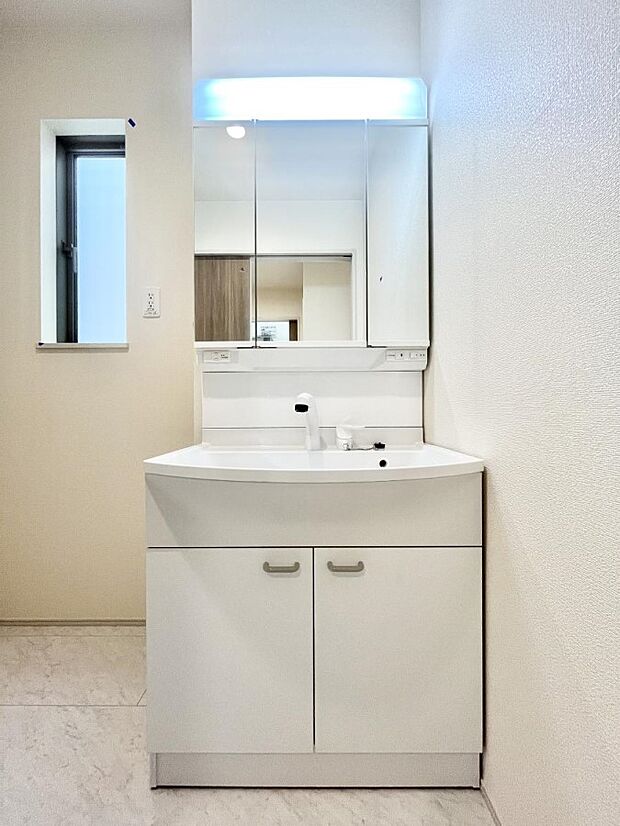 大きく見やすい三面鏡で清潔感ある洗面台は、身だしなみチェックや肌のお手入れにおすすめです。