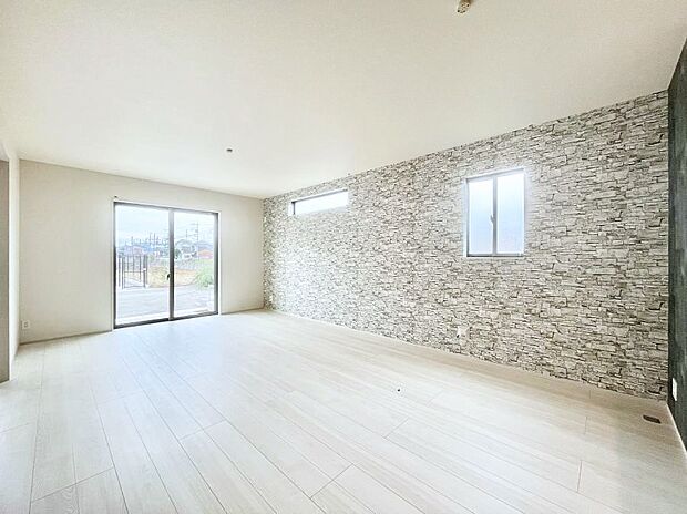 アクセントクロスがお洒落なダイニング。家族でのんびりくつろげる広々スペース。