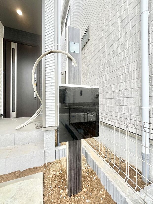 表札・インターホン・ポストをひとつに集約。エントランスになじむシンプルデザイン。